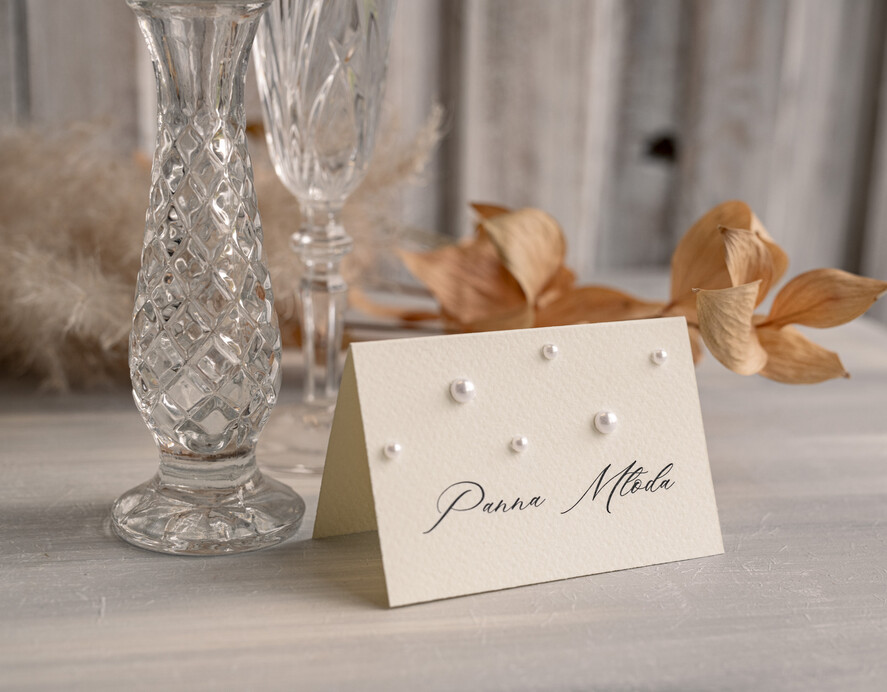Winietki Eleganckie eleganckie winietki na stół weselny wizytówki ślubne, winietki z koralikami, perełki na winietkach, delikatne winietki na stół weselny z koralikami1