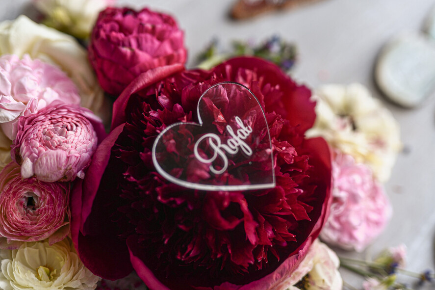 Winietki Eleganckie eleganckie winietki na stół weselny wizytówki ślubne  przezroczysty akryl, winietki w kształcie serca1