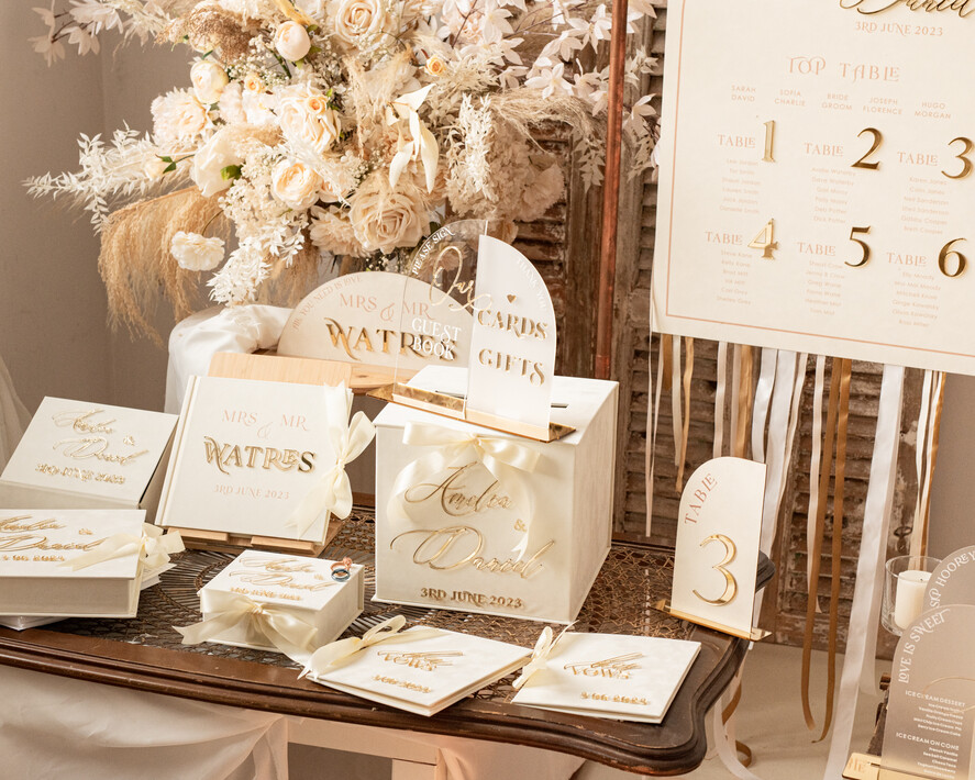 Plany stołów Glamour welurowe Złoty Welurowy plan stołów, plan usadzenia gości na weselu, welurowa ecru plansza powitanie gości i plan stołów w jednym, eleganckie złote napisy 14