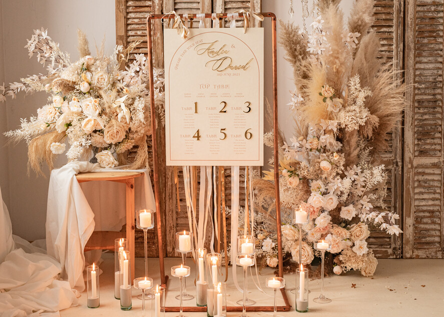 Plany stołów Glamour welurowe Złoty Welurowy plan stołów, plan usadzenia gości na weselu, welurowa ecru plansza powitanie gości i plan stołów w jednym, eleganckie złote napisy 10