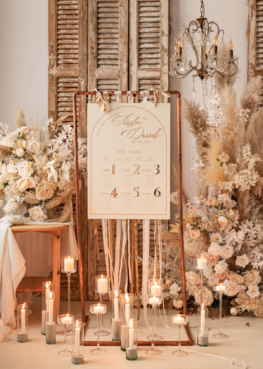 Plany stołów Glamour welurowe Złoty Welurowy plan stołów, plan usadzenia gości na weselu, welurowa ecru plansza powitanie gości i plan stołów w jednym, eleganckie złote napisy 3