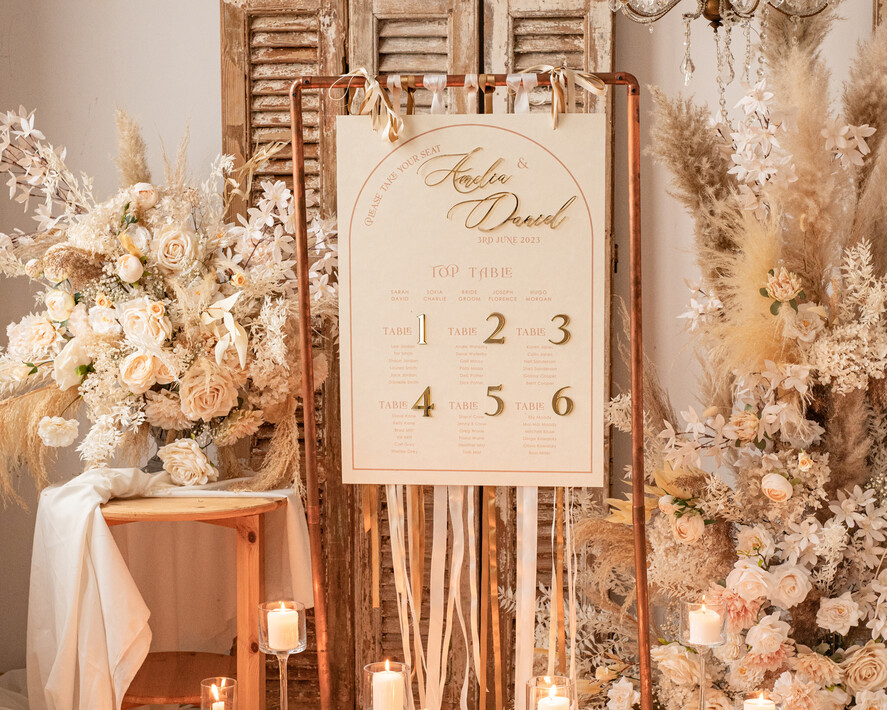 Plany stołów Glamour welurowe Złoty Welurowy plan stołów, plan usadzenia gości na weselu, welurowa ecru plansza powitanie gości i plan stołów w jednym, eleganckie złote napisy 6