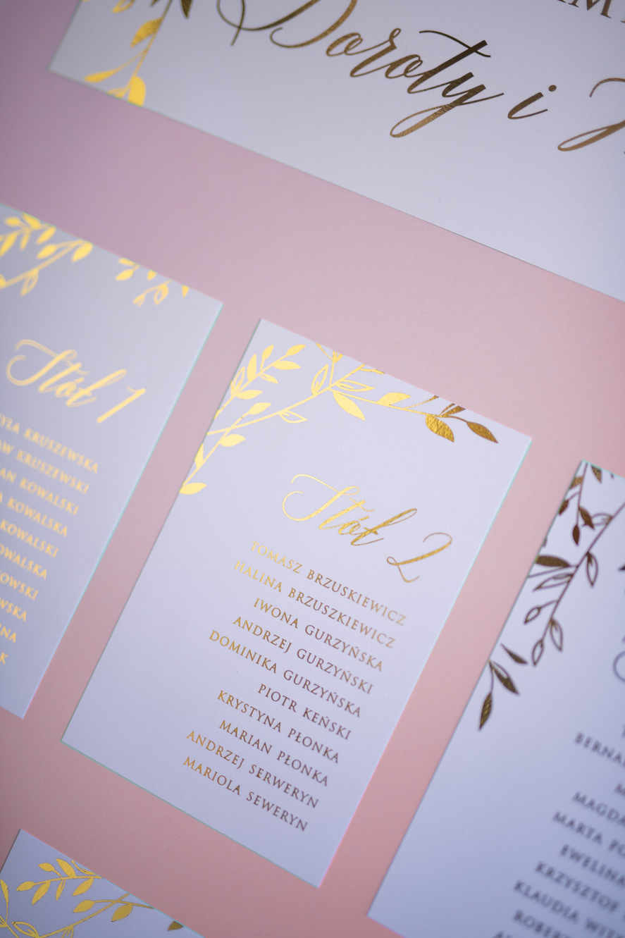 Plany stołów Glamour welurowe różowa tablica z planem stołów na wesele plan stołów weselnych złote lub srebrne napisy elegenckie gałązki1