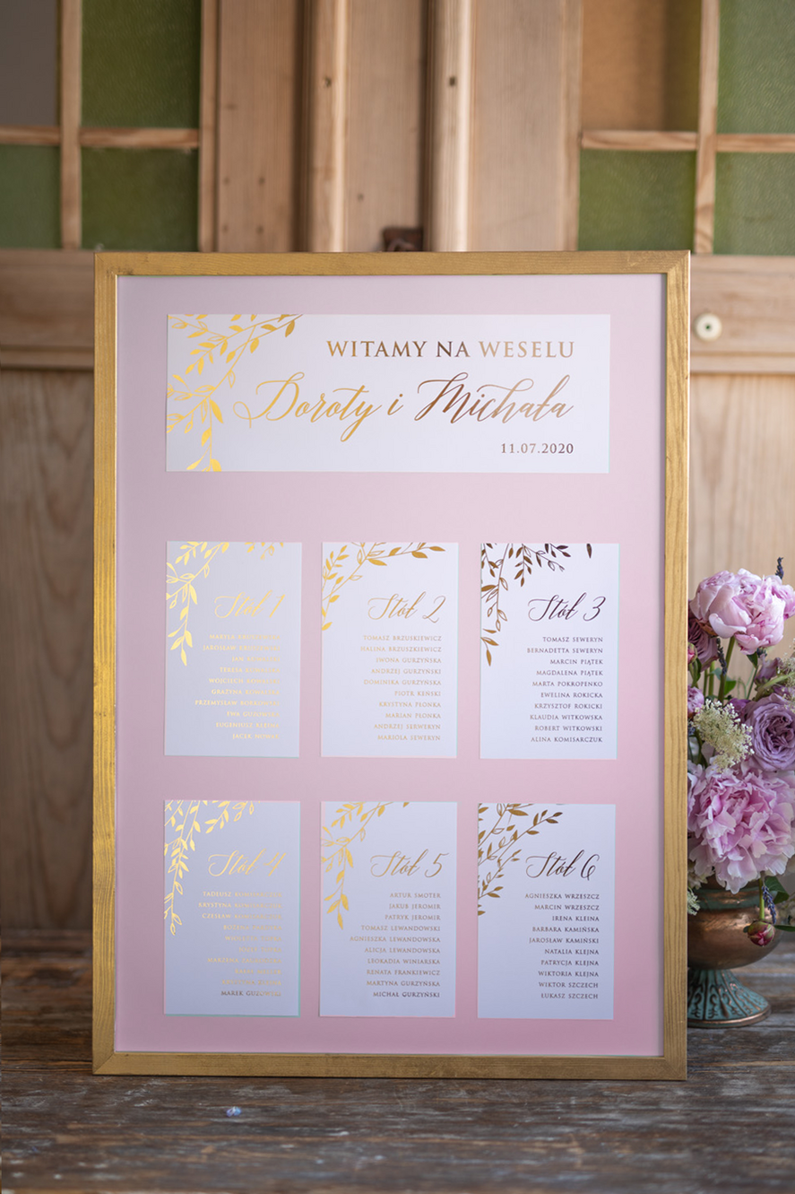 Plany stołów Glamour welurowe różowa tablica z planem stołów na wesele plan stołów weselnych złote lub srebrne napisy elegenckie gałązki0