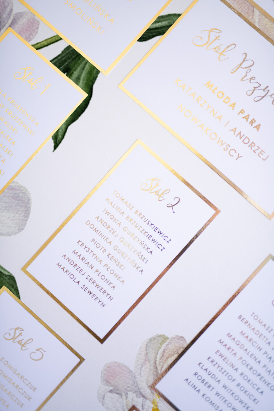 Plany stołów Glamour welurowe Białe piwonie powitanie i usadzenie gości plan stołów weselnych złote błyszczące napisy w stylu glamour  1