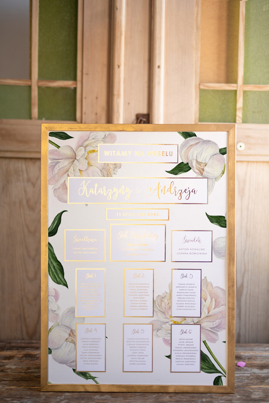 Plany stołów Glamour welurowe Białe piwonie powitanie i usadzenie gości plan stołów weselnych złote błyszczące napisy w stylu glamour  0