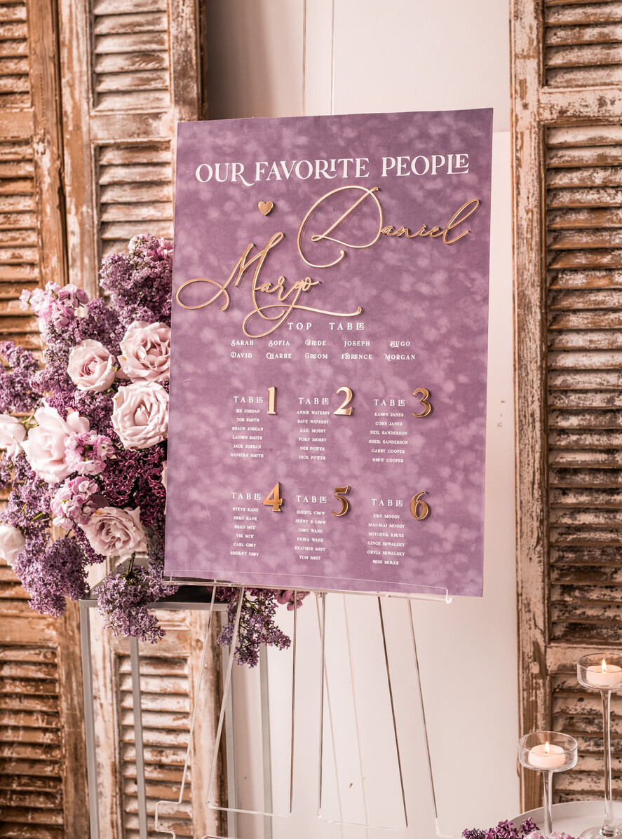Plany stołów Glamour welurowe Welurowy plan stołów, plan usadzenia gości na weselu, welurowa lawendowa plansza powitanie gości i plan stołów w jednym, eleganckie złote napisy 2