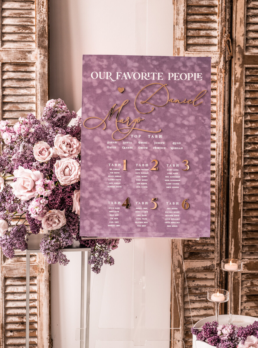 Plany stołów Glamour welurowe Welurowy plan stołów, plan usadzenia gości na weselu, welurowa lawendowa plansza powitanie gości i plan stołów w jednym, eleganckie złote napisy 3