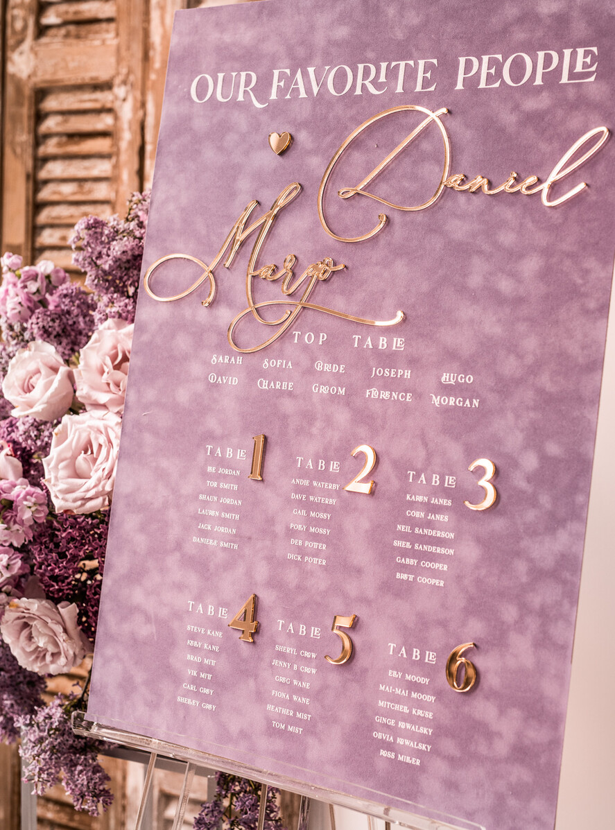 Plany stołów Glamour welurowe Welurowy plan stołów, plan usadzenia gości na weselu, welurowa lawendowa plansza powitanie gości i plan stołów w jednym, eleganckie złote napisy 4