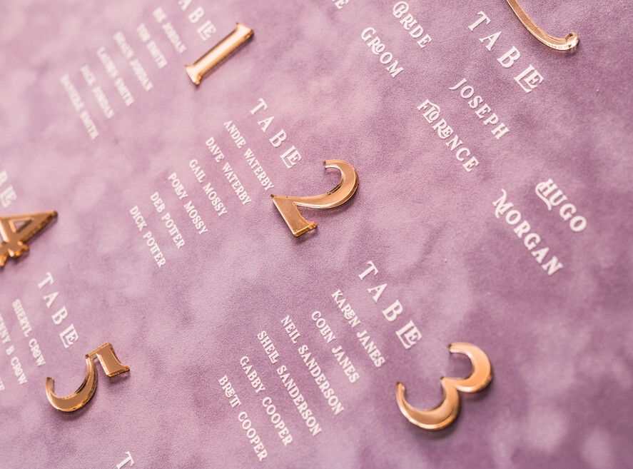 Plany stołów Glamour welurowe Welurowy plan stołów, plan usadzenia gości na weselu, welurowa lawendowa plansza powitanie gości i plan stołów w jednym, eleganckie złote napisy 6