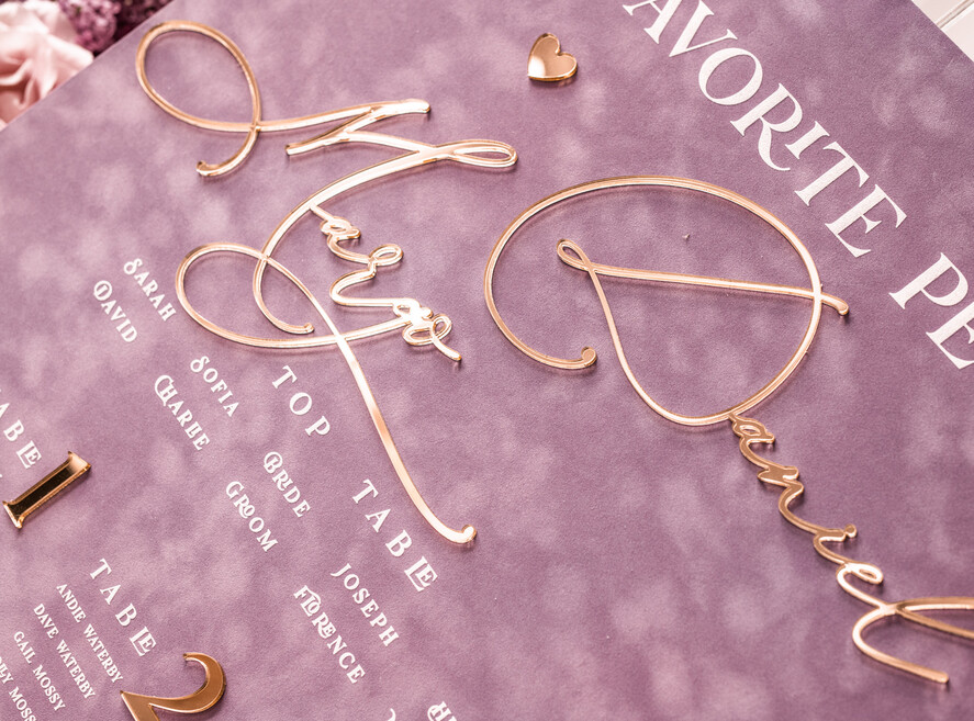 Plany stołów Glamour welurowe Welurowy plan stołów, plan usadzenia gości na weselu, welurowa lawendowa plansza powitanie gości i plan stołów w jednym, eleganckie złote napisy 7