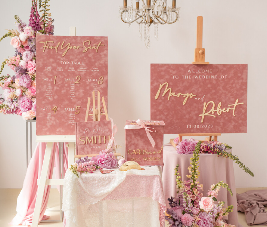 Plany stołów Glamour welurowe powitanie i usadzenie gości plan stołów weselnych, złote napisy na ramie, welurowa rama powitanie na weselu, elegancka tablica powitalna na weselu10