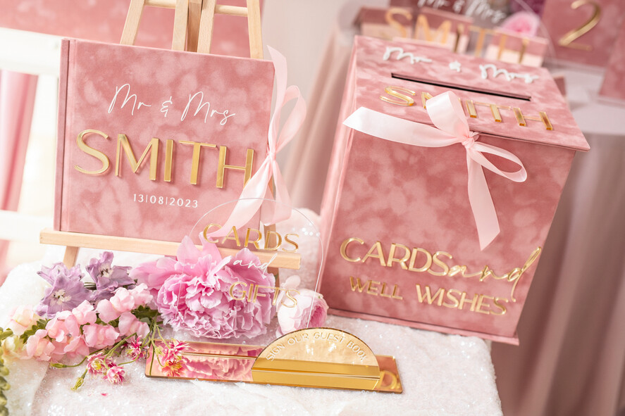 Plany stołów Glamour welurowe powitanie i usadzenie gości plan stołów weselnych, złote napisy na ramie, welurowa rama powitanie na weselu, elegancka tablica powitalna na weselu5