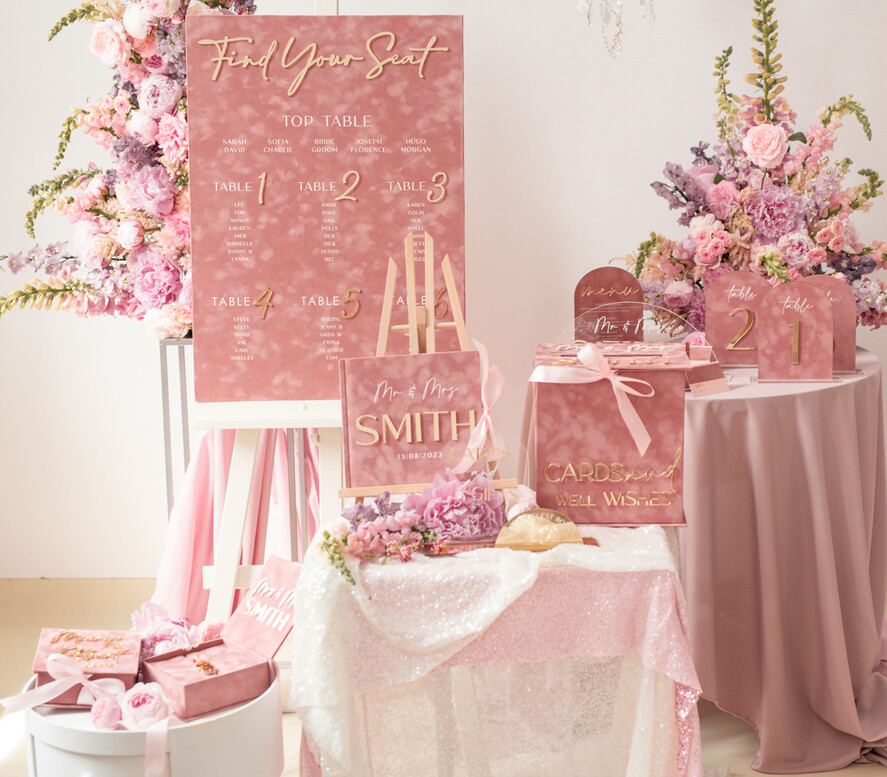 Plany stołów Glamour welurowe powitanie i usadzenie gości plan stołów weselnych, złote napisy na ramie, welurowa rama powitanie na weselu, elegancka tablica powitalna na weselu6