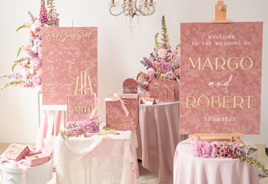 Plany stołów Glamour welurowe powitanie i usadzenie gości plan stołów weselnych, złote napisy na ramie, welurowa rama powitanie na weselu, elegancka tablica powitalna na weselu9