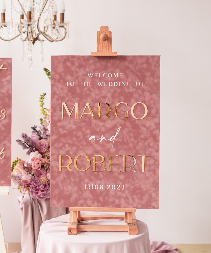 Plany stołów Glamour welurowe powitanie i usadzenie gości plan stołów weselnych, złote napisy na ramie, welurowa rama powitanie na weselu, elegancka tablica powitalna na weselu0