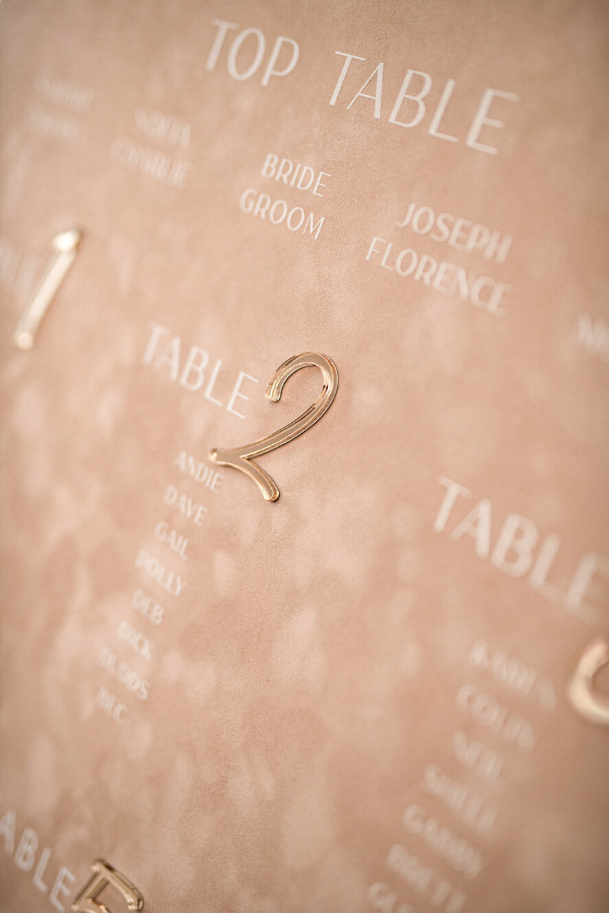 Plany stołów Glamour welurowe welurowy plan stołów, plan usadzenia gości na weselu, welurowa beżowa plansza powitanie gości i plan stołów w jednym, eleganckie złote napisy 2