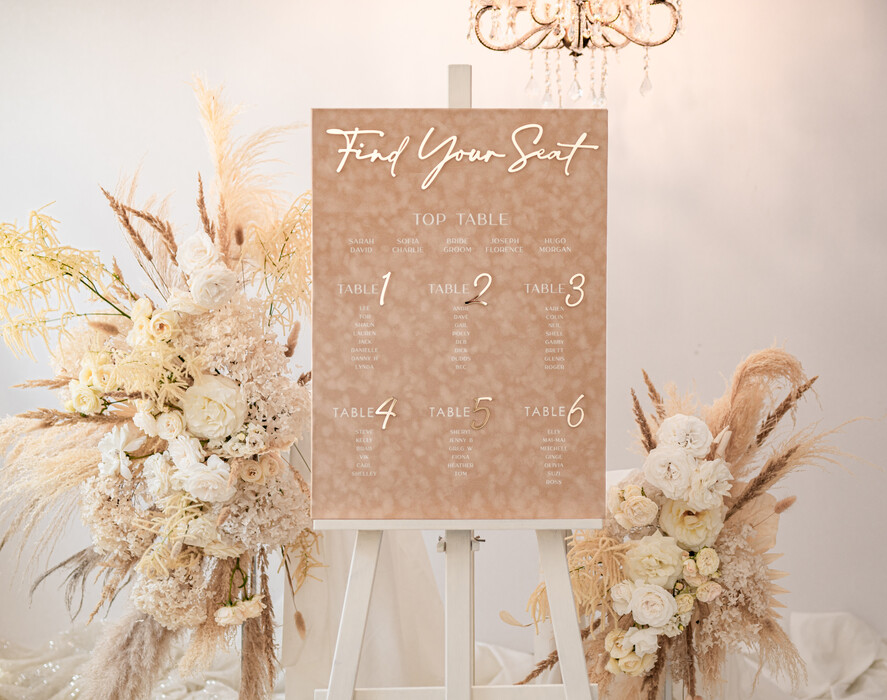 Plany stołów Glamour welurowe welurowy plan stołów, plan usadzenia gości na weselu, welurowa beżowa plansza powitanie gości i plan stołów w jednym, eleganckie złote napisy 3