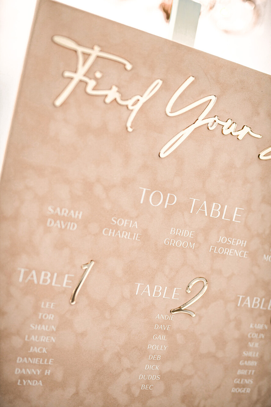 Plany stołów Glamour welurowe welurowy plan stołów, plan usadzenia gości na weselu, welurowa beżowa plansza powitanie gości i plan stołów w jednym, eleganckie złote napisy 4