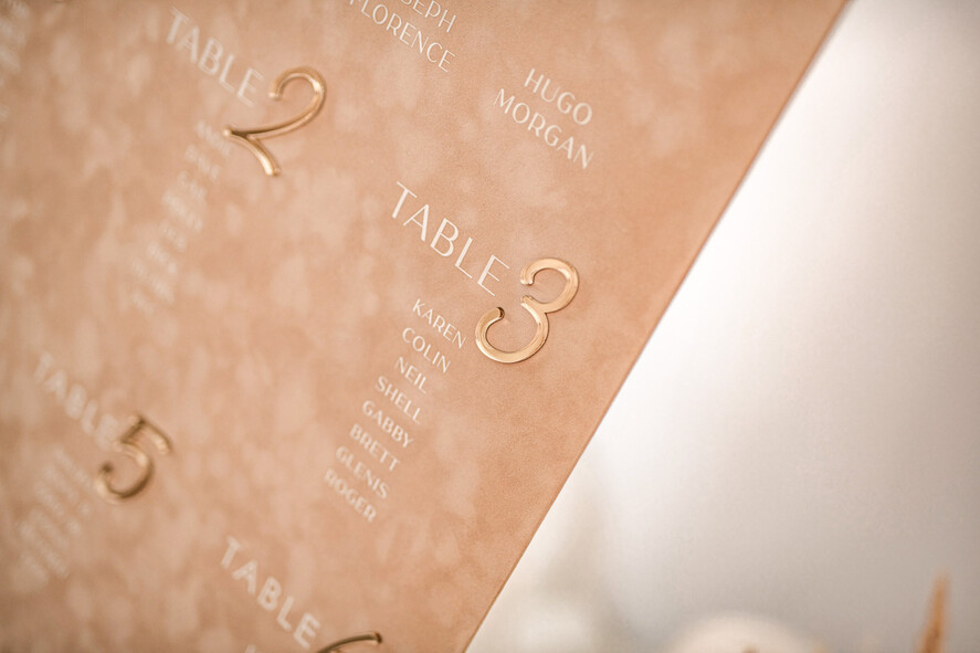 Plany stołów Glamour welurowe welurowy plan stołów, plan usadzenia gości na weselu, welurowa beżowa plansza powitanie gości i plan stołów w jednym, eleganckie złote napisy 5