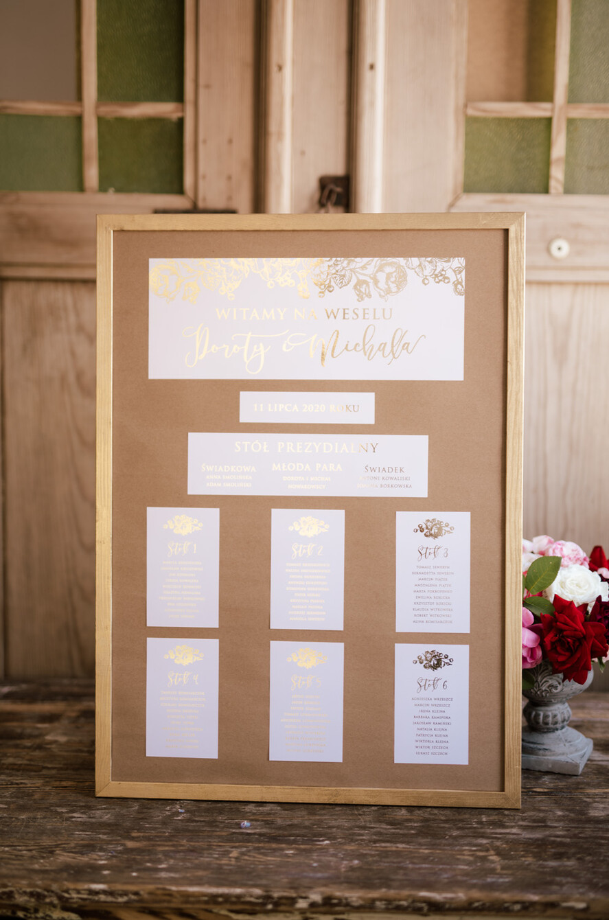 Plany stołów Glamour welurowe złota ekologiczna tablica informacyjna dla gości weselnych złote lub srebrne napisy elegenckie  błyszczące róże  0