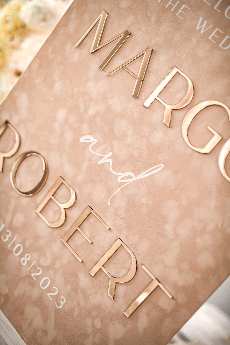 Plany stołów Glamour welurowe powitanie i usadzenie gości plan stołów weselnych, złote napisy na ramie, welurowa rama powitanie na weselu, elegancka tablica powitalna na weselu2