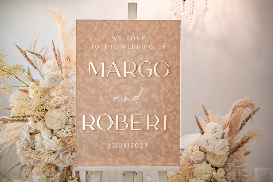 Plany stołów Glamour welurowe powitanie i usadzenie gości plan stołów weselnych, złote napisy na ramie, welurowa rama powitanie na weselu, elegancka tablica powitalna na weselu5