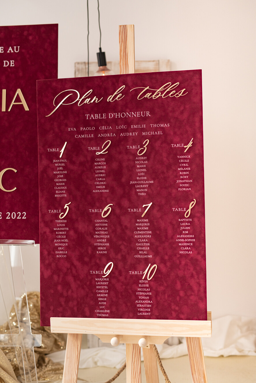 Plany stołów Glamour welurowe Welurowy plan stołów, plansza usadzenia gości na weselu, bordowy plan stołów, plansza powitanie gości i plan stołów w jednym, eleganckie złote napisy 6