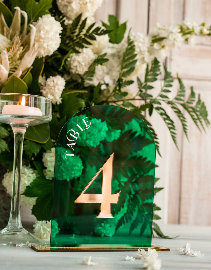 Numery na stół Akryl zielone numerki na stoły weselne, elegancka i nowoczesna forma karty dań na weselu, akrylowe zielone menu weselne, akrylowa zielona karta dań 6
