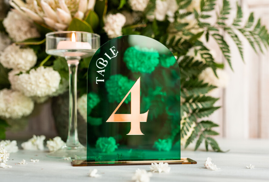 Numery na stół Akryl zielone numerki na stoły weselne, elegancka i nowoczesna forma karty dań na weselu, akrylowe zielone menu weselne, akrylowa zielona karta dań 3