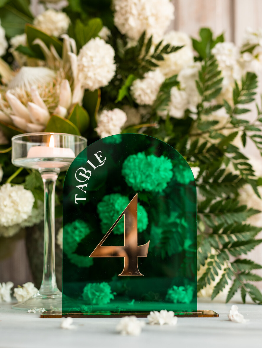 Numery na stół Akryl zielone numerki na stoły weselne, elegancka i nowoczesna forma karty dań na weselu, akrylowe zielone menu weselne, akrylowa zielona karta dań 0