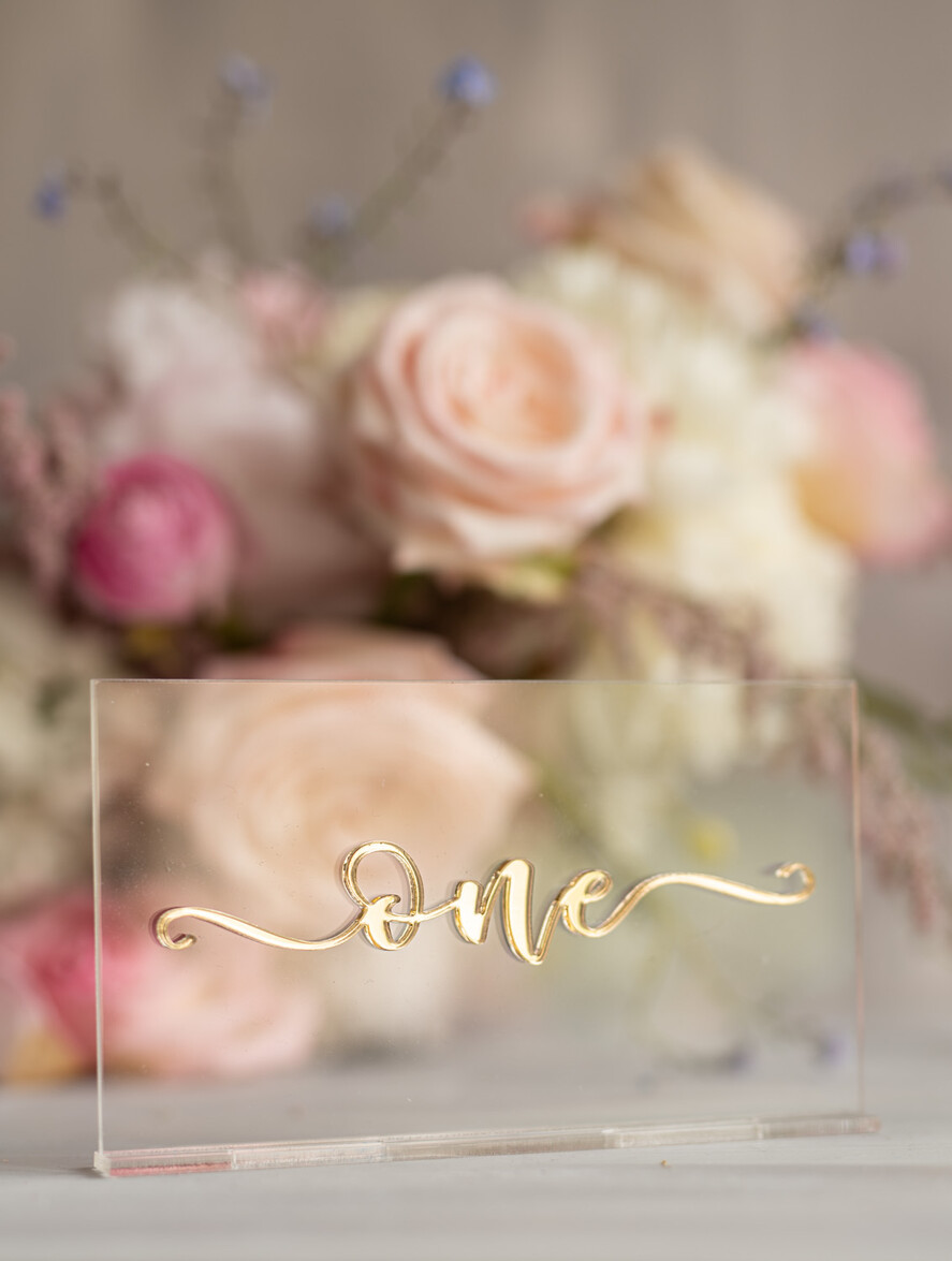 Numery na stół Akryl  stojak numerki na stół weselny przezroczyste eleganckie modne  2