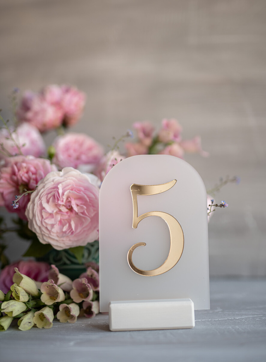 Numery na stół Akryl numerek na stół weselny najpiekniejsze eleganckie satynowy akryl 1