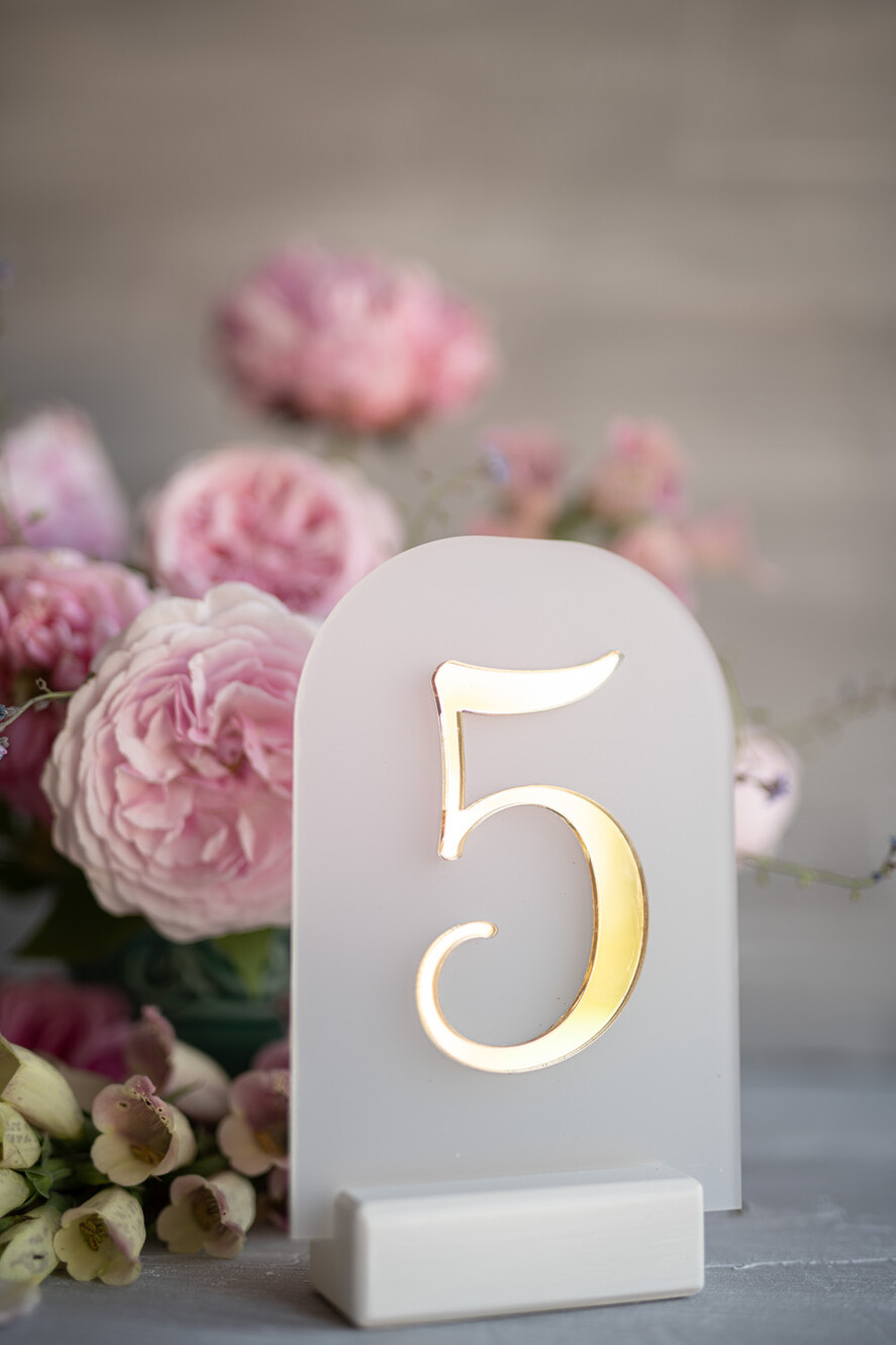 Numery na stół Akryl numerek na stół weselny najpiekniejsze eleganckie satynowy akryl 4