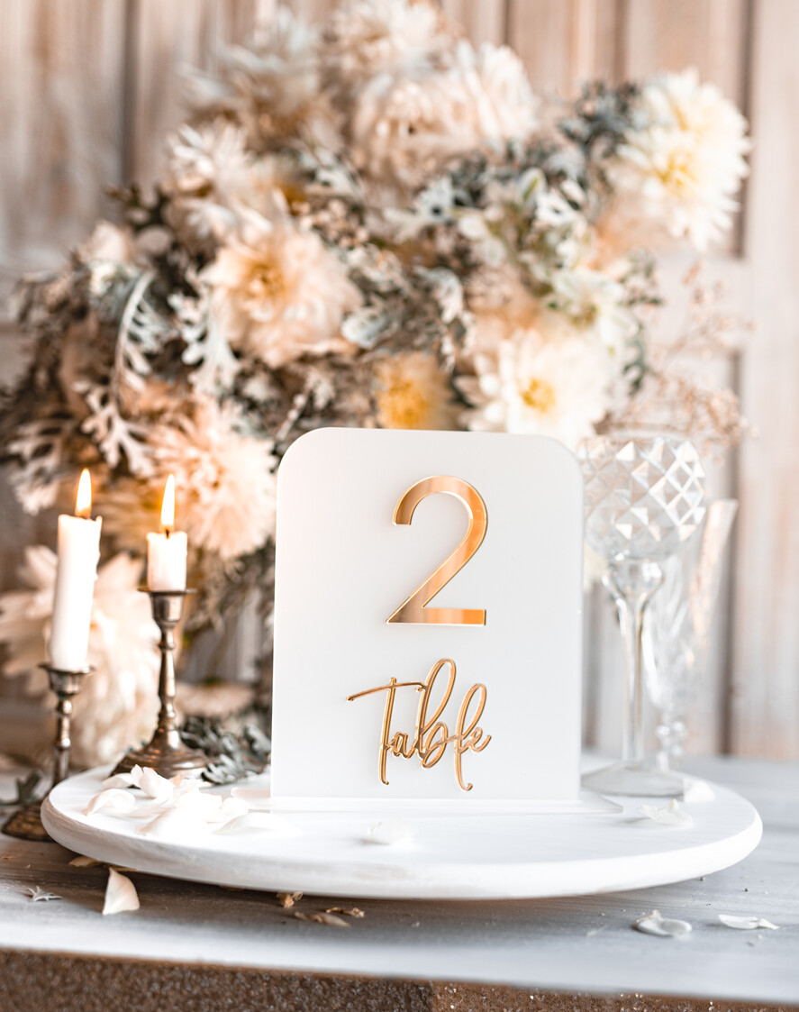 Numery na stół Akryl satynowy akrylowy numerek na stół weselny, numeracja stołów weselnych, akrylowe numery na stół weselny, złoty numerek na stoły weselne2