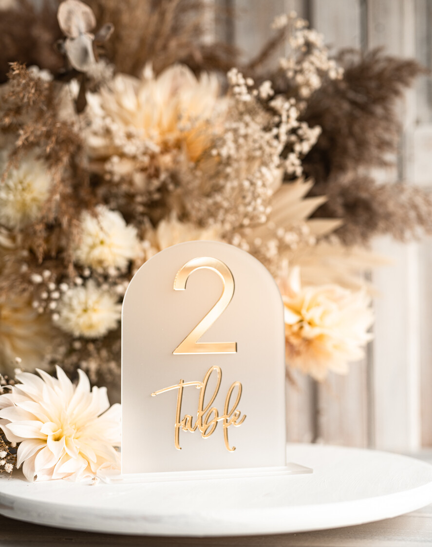 Numery na stół Akryl numerki na stół weselny, akrylowe numery na stół weselny, złoty numerek na stoły weselne, numeracja stolow na weselu, eleganckie numerek na stol weselny6