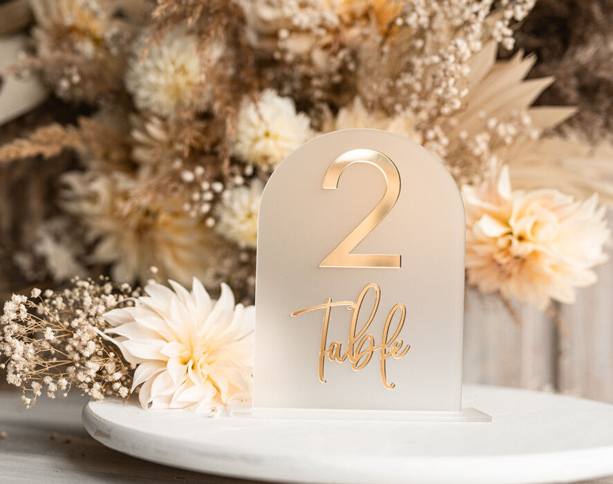 Numery na stół Akryl numerki na stół weselny, akrylowe numery na stół weselny, złoty numerek na stoły weselne, numeracja stolow na weselu, eleganckie numerek na stol weselny4