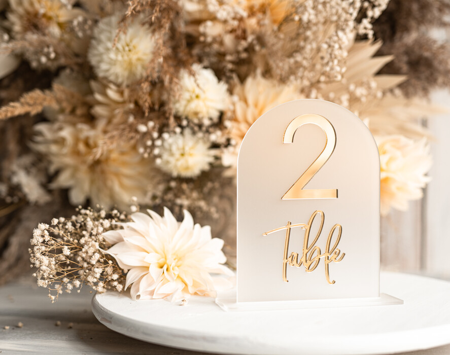 Numery na stół Akryl numerki na stół weselny, akrylowe numery na stół weselny, złoty numerek na stoły weselne, numeracja stolow na weselu, eleganckie numerek na stol weselny2