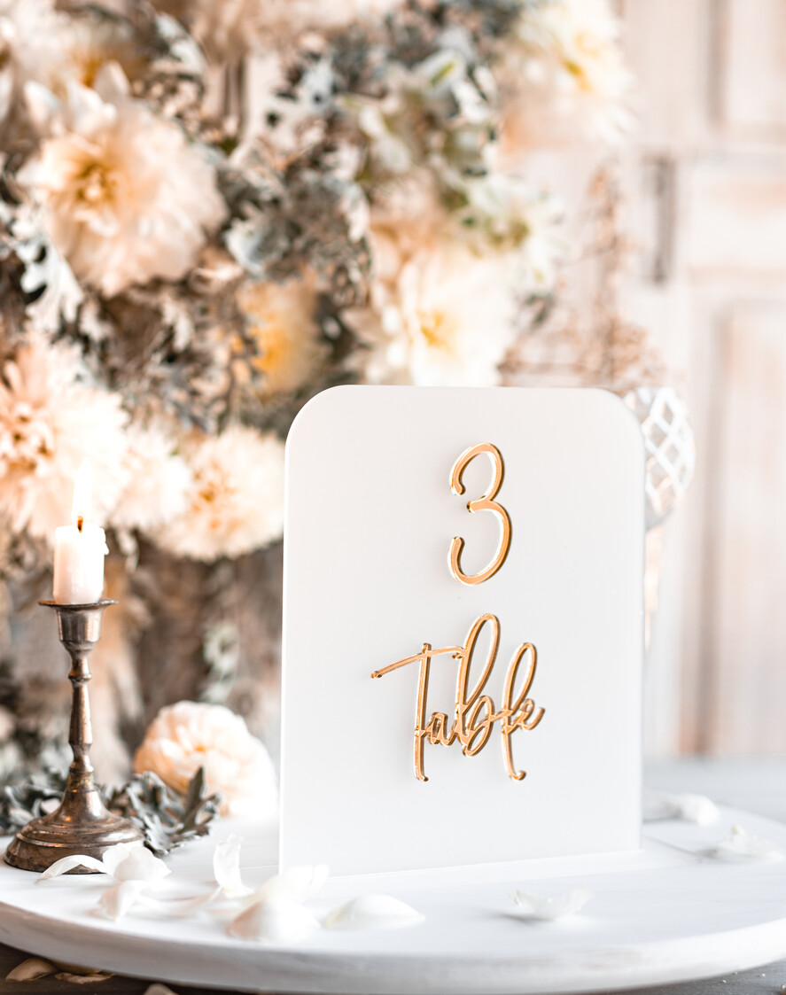 Numery na stół Akryl numerki na stół weselny, akrylowe numery na stół weselny, złoty numerek na stoły weselne, numeracja stolow na weselu, eleganckie numerek na stol weselny2