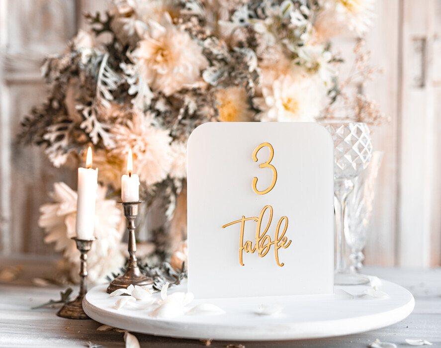 Numery na stół Akryl numerki na stół weselny, akrylowe numery na stół weselny, złoty numerek na stoły weselne, numeracja stolow na weselu, eleganckie numerek na stol weselny1