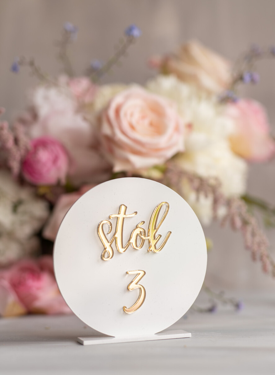 Numery na stół Akryl numery na stoły weselne eleganckie  najpiekniejsze numerki biały i złoty akryl 0