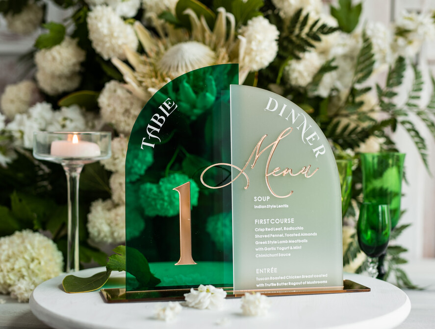 Numery na stół Akryl zielone i złote numerki na stoły weselne, elegancka i nowoczesna forma karty dań na weselu, akrylowe zielone menu weselne, numerek i menu razem 9