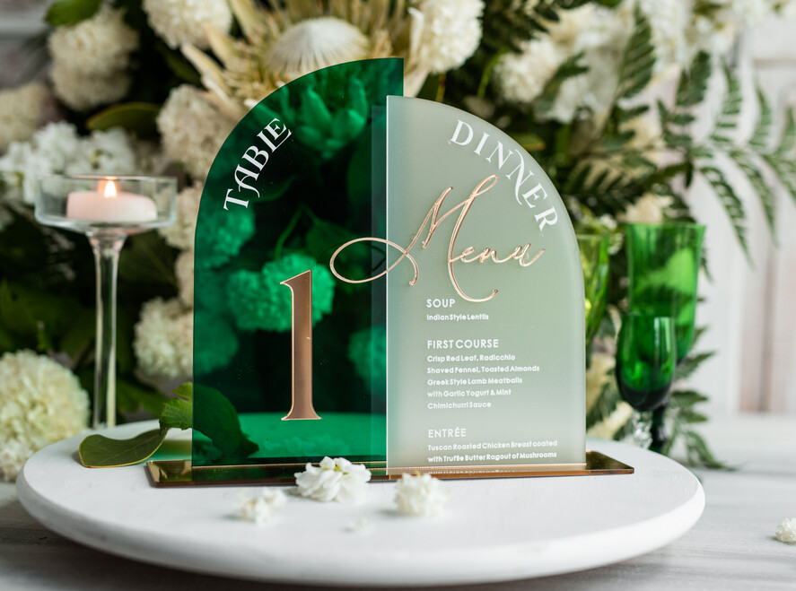 Numery na stół Akryl zielone i złote numerki na stoły weselne, elegancka i nowoczesna forma karty dań na weselu, akrylowe zielone menu weselne, numerek i menu razem 7