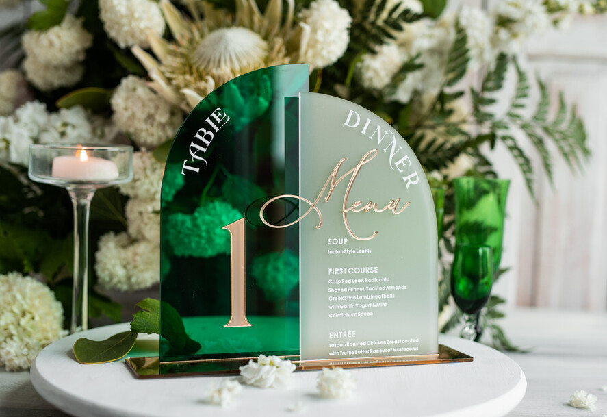 Numery na stół Akryl zielone i złote numerki na stoły weselne, elegancka i nowoczesna forma karty dań na weselu, akrylowe zielone menu weselne, numerek i menu razem 6