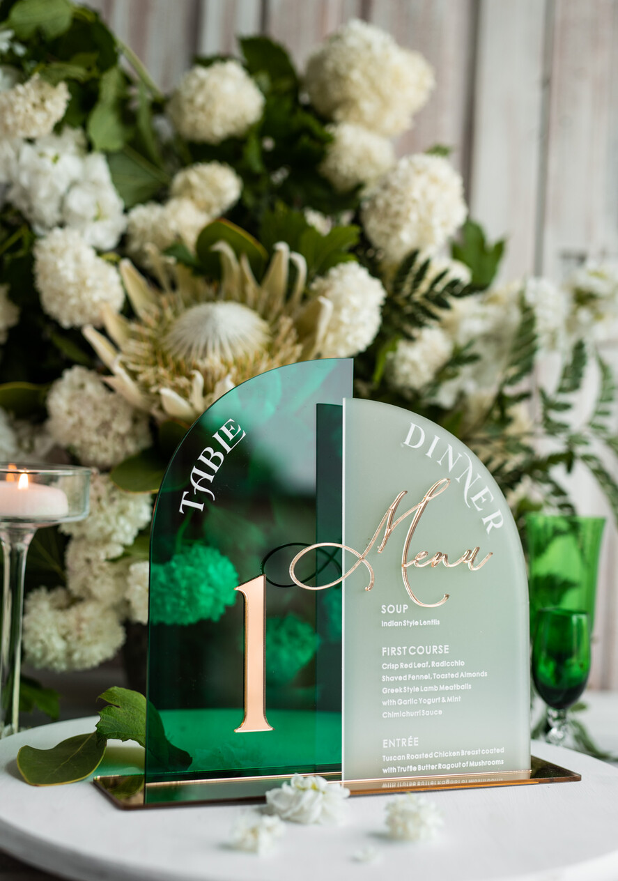 Numery na stół Akryl zielone i złote numerki na stoły weselne, elegancka i nowoczesna forma karty dań na weselu, akrylowe zielone menu weselne, numerek i menu razem 5