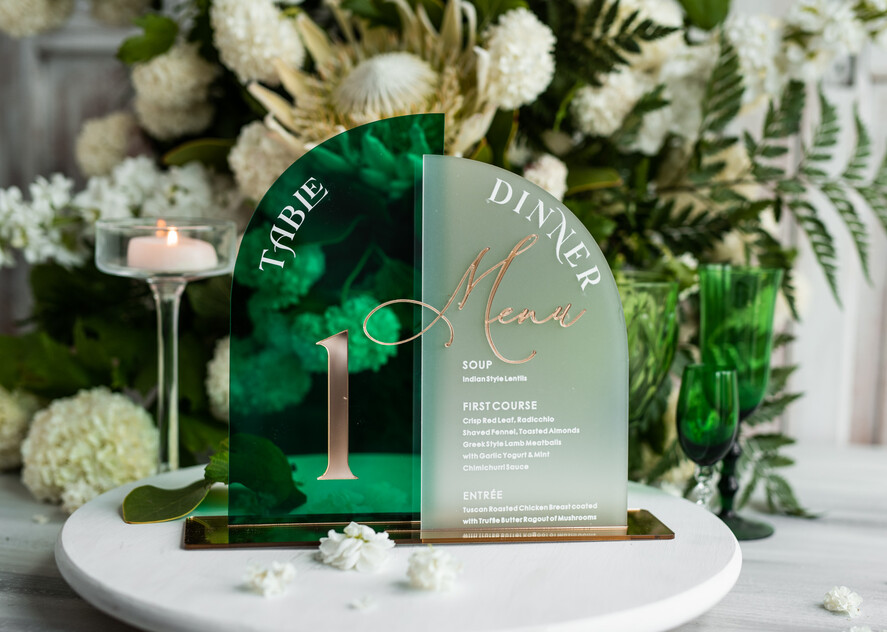 Numery na stół Akryl zielone i złote numerki na stoły weselne, elegancka i nowoczesna forma karty dań na weselu, akrylowe zielone menu weselne, numerek i menu razem 4