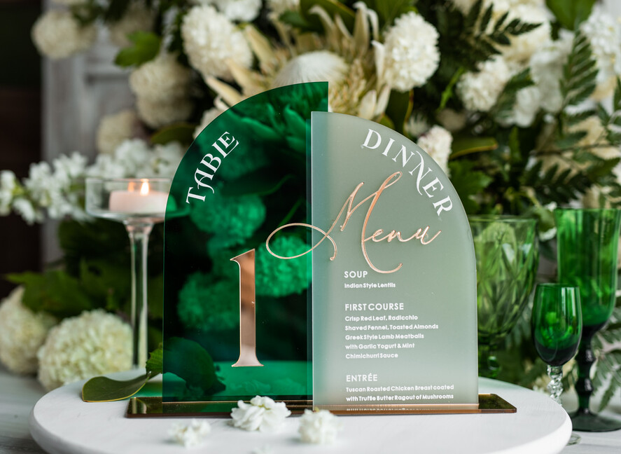 Numery na stół Akryl zielone i złote numerki na stoły weselne, elegancka i nowoczesna forma karty dań na weselu, akrylowe zielone menu weselne, numerek i menu razem 2