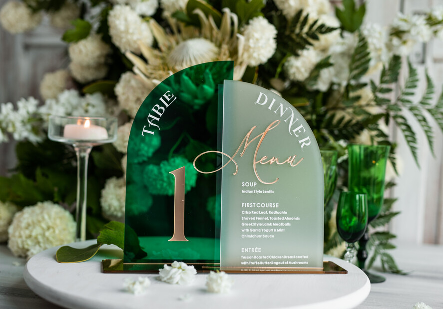 Numery na stół Akryl zielone i złote numerki na stoły weselne, elegancka i nowoczesna forma karty dań na weselu, akrylowe zielone menu weselne, numerek i menu razem 1