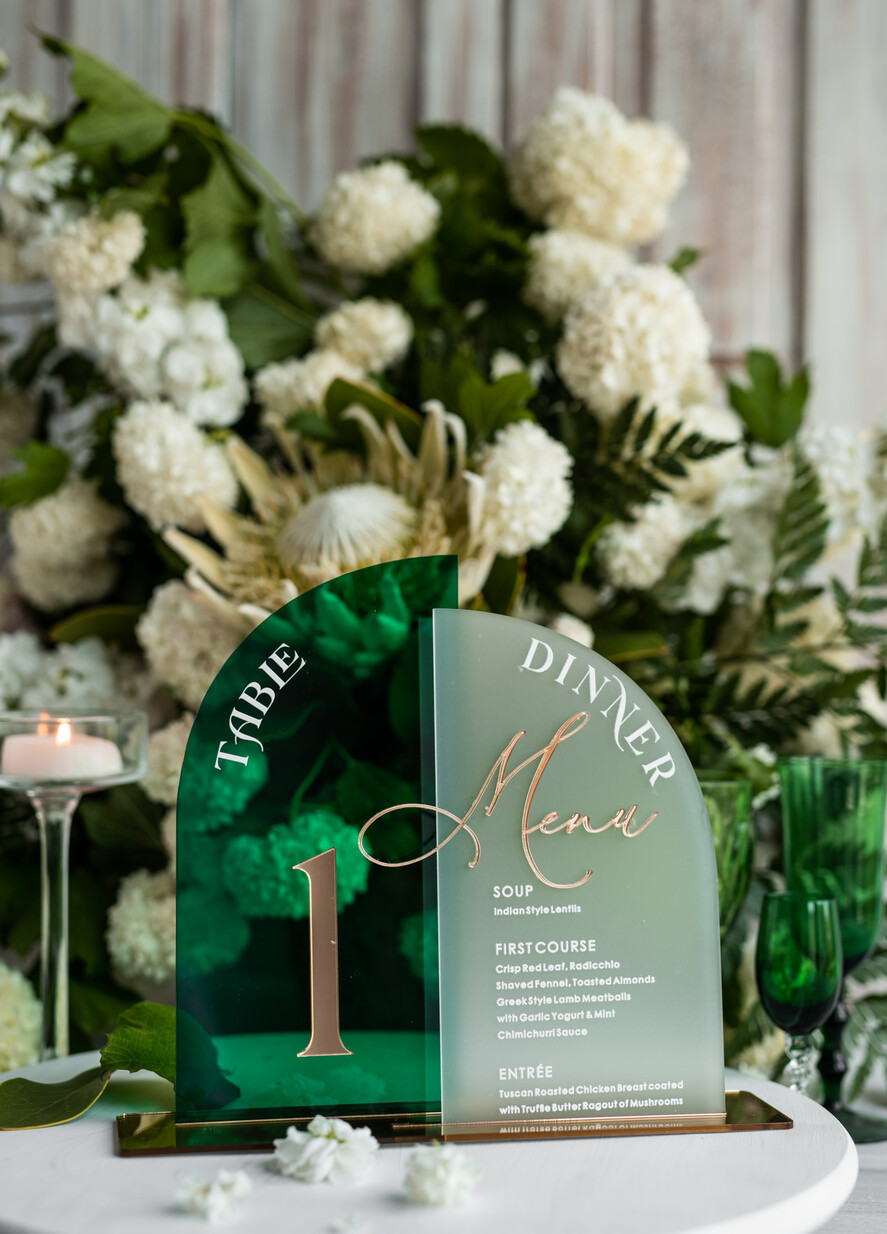 Numery na stół Akryl zielone i złote numerki na stoły weselne, elegancka i nowoczesna forma karty dań na weselu, akrylowe zielone menu weselne, numerek i menu razem 0
