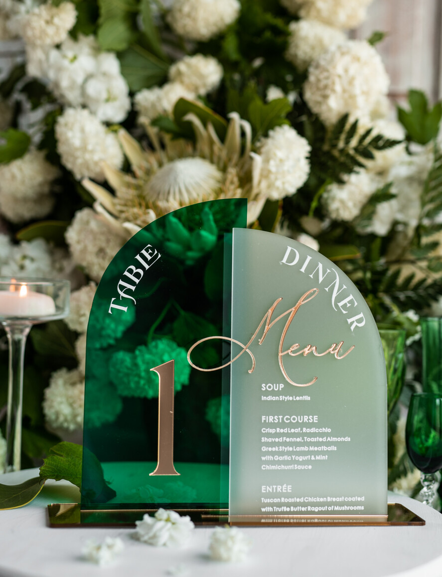 Numery na stół Akryl zielone i złote numerki na stoły weselne, elegancka i nowoczesna forma karty dań na weselu, akrylowe zielone menu weselne, numerek i menu razem 8
